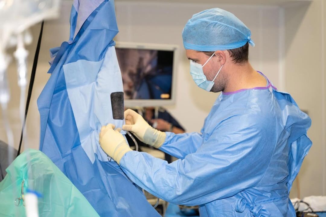 Yesterday, Craig performed 𝐭𝐞𝐧𝐨𝐬𝐜𝐨𝐩𝐢𝐜 𝐬𝐮𝐫𝐠𝐞𝐫𝐲 on Thomas' carpal sheath. Following careful debridement